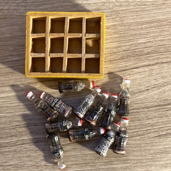 Miniature Coca Cola box with tiny bottles collector - Picture 7 of 17